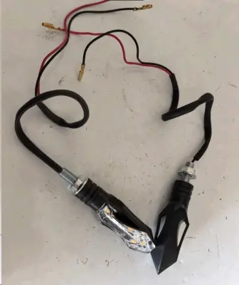Світлодіодний поворотник 8 LED чорний з білим склом JS